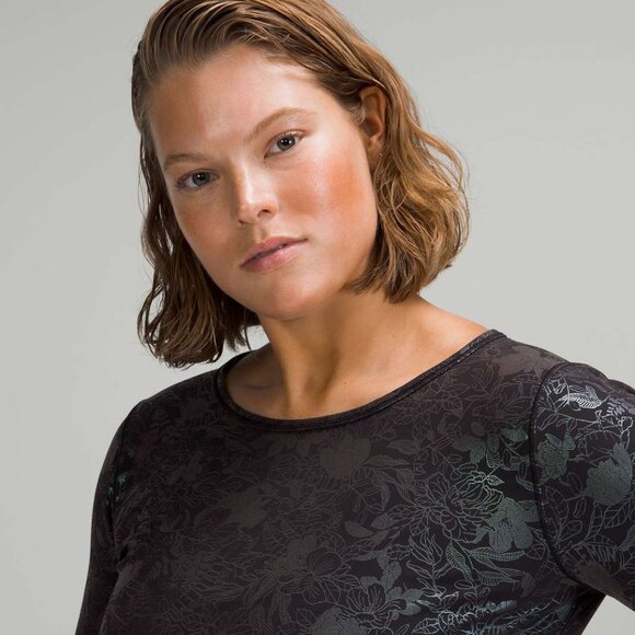 Lululemon Wunder Train Cropped in Logo Flourish Black Iridescent Foil, size 10 - Picture 2 of 8